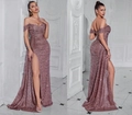 Funkelndes Abendkleid mit Pailletten in Altrosa, schulterfrei mit Schlitz und langer Schleppe - XS / Persimone