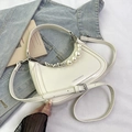 Detalle de bolso medialuna blanco de cuero brillante con asa de perlas y cuentas - Blanco Roto