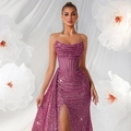 Elegantes lila Pailletten-Abendkleid mit Korsett-Taille und hohem Beinschlitz-Detail - XS / Altrosa