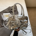 Borsa a tracolla argento metallizzato con doppie tasche, fiocchi e foulard a pois - Argento
