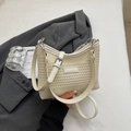 Bolso tipo cubo tejido en blanco crema con ribete de cuero y correa plateada ajustable - Blanco Roto