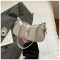 Detailansicht der silbernen Baguette-Tasche mit Wellenstruktur und Metallschnalle - Silber Welliges Design (款式三)