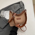 Bolso cubo de paja tejida en color beige con ribete de cuero marrón y correa de hebilla plateada - Caqui