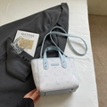 Dettaglio della borsa in pelle bianca con finiture blu e stampa di un cervo - Blu