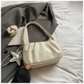Dettaglio borsa a pieghe bianco crema con tracolla intrecciata e ciondolo stella - Con Ciondolo / Bianco