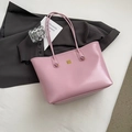 Flache Ansicht der rosa Leder-Tote-Tasche mit Goldlogo und modischem Knotendetail - Rosa