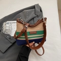 Bolso cubo tejido chic con rayas verdes y azul marino y correas de cuero marrón - Verde y Azul