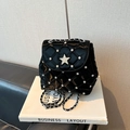 Schwarze gesteppte Mini-Umhängetasche mit silbernem Stern und Strass-Details - Schwarz ohne Anhänger