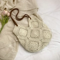 Handgefertigte Häkeltasche in Beige mit dunkelbraunen Schulterriemen aus Kunstleder - Gebrochenes Weiß