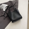 Sac seau minimaliste en cuir litchi noir avec poignée nouée et pieds en métal - Noir sans Pendentif