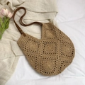 Handgefertigte Häkeltasche mit Webmustern und braunen Lederriemen für den Strandurlaub - Khaki