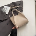 Sac bandoulière beige minimaliste en cuir grainé avec poignée et finitions argentées - Kaki (Sans Pendentif)