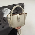 Sac seau minimaliste en cuir beige avec texture litchi et boucle argentée - Blanc Crème (Sans Pendentif)