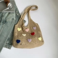 Dettaglio della borsa tote in maglia kaki con toppe colorate a forma di cuore - Cachi