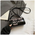 Detalle del bolso cilíndrico negro con letras rosas y blancas y correa desmontable - Grande / Negro