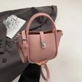 Sac seau minimaliste en cuir rose clair avec fermoir argenté et texture de cuir fin - Rose Sans Pendentif