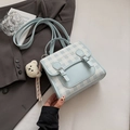 Detail van een blauwe geruite mini rugzak met een pluche beer hanger op zachte wol - Blauw