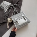 Detail van zilveren geruite rugzak met lintstrik en schattige witte beer sleutelhanger - Zilver
