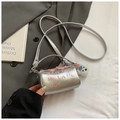 Sac cylindrique argenté avec lettrage rose et pendentif ours en peluche sur tissu gris - Petit / Argent