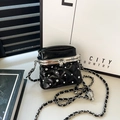 Detail van zwarte gewatteerde mini-tas met strass en zilveren ketting schouderband - Zwart