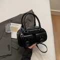 Borsa a mano classica in pelle nera lucida con doppie tasche e tracolla regolabile - Nero