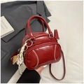 Borsa a tracolla rossa a tema baseball in pelle con ricami Chio 2nd e ciondoli iconici - Con Ciondolo / Rosso