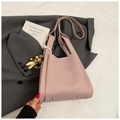 Dettaglio della borsa a secchiello rosa con catena di perle e ciondolo a scimmia - Rosa Loto Con Ciondolo