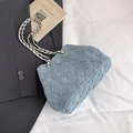 Bolso tote de mezclilla azul claro con textura plisada y cadena de metal plateado - Azul