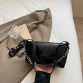 Borsa baguette nera lucida con tracolla a catena argento e logo in rilievo - Nero
