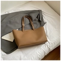 Detail der karamellfarbenen Tote Bag mit Kieselleder-Struktur und verstellbarer Silberschnalle - Braun