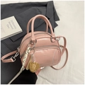 Elegante borsa a cuscino rosa in pelle sintetica con doppi manici e logo goffrato - Con Ciondolo / Rosa