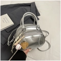Borsa a cuscino argento metallizzato con cuciture da baseball e ciondoli sportivi creativi - Con Ciondolo / Argento