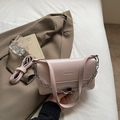 Borsa baguette rosa chiaro con catena in metallo e finitura in pelle lucida da donna - Rosa