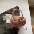 Borsa a tracolla in pelle lucida rosa con tasche a fibbia e catena argento rimovibile - Rosa