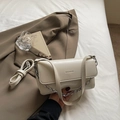 Elegante borsa baguette bianco crema in ecopelle lucida con dettaglio catena argento - Bianco Sporco