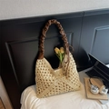 Dettaglio borsa tote beige all'uncinetto con manico scrunchie marrone e decoro di tulipani - Bianco Sporco