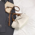 Elegante borsa tote in pelle beige con manici marroni e fibbia in metallo raffinata - Bianco