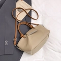 Elegante borsa tote beige in pelle con manico marrone e chiusura in metallo argento - Cachi