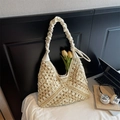 Dettaglio ravvicinato di borsa tote intrecciata beige con manico arricciato unico - Beige e Bianco