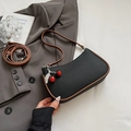 Sac sous le bras en toile noire avec bordure en cuir marron et pendentif cerise - Blanc Crème avec Pendentif
