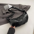 Borsa a tracolla a mezzaluna nera lucida minimalista con ampia tracolla in nero - Nero
