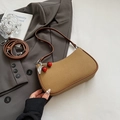 Sac sous le bras en toile kaki avec bordure en cuir marron et breloque cerise - Marron avec Pendentif