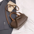 Borsa a mano minimalista in pelle martellata marrone scuro con manici e tracolla elegante - Marrone