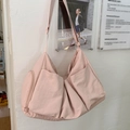 Dettaglio della borsa tote in nylon rosa antico con ampie tasche e cerniere rifinite - Rosa