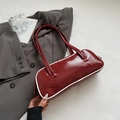 Sac à bandoulière baguette rouge foncé en similicuir brillant avec liseré blanc - Rouge (Sans Pendentif)