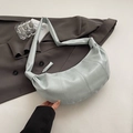 Borsa a spalla a mezzaluna blu chiaro minimalista con tracolla annodata e similpelle morbida - Azzurro