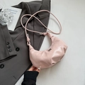 Rosafarbene Halbmond-Umhängetasche mit Falten aus glänzendem Leder und Metalllogo - Rosa Ohne Anhänger