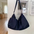 Vista dettagliata della borsa tote in tela blu navy con design a tasche multiple ampie - Blu scuro