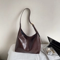 Detailansicht der dunkelbraunen Hobo-Tasche mit verstellbarem Gurt und mattem Finish - Kaffeebraun