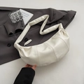 Borsa hobo plissettata bianco crema minimalista con tracolla larga e forma a luna - Bianco Sporco